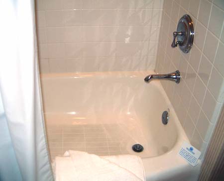 RMS Queen Mary - Cabin B473 - Bath
18 & 19 February 2002