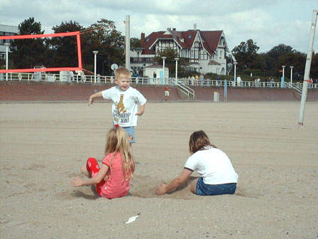 Travem&uuml;nde beach - Beverley & Howard with friend Megan