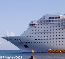 Norwegian Sun in Roat&aacute;n 20aug02